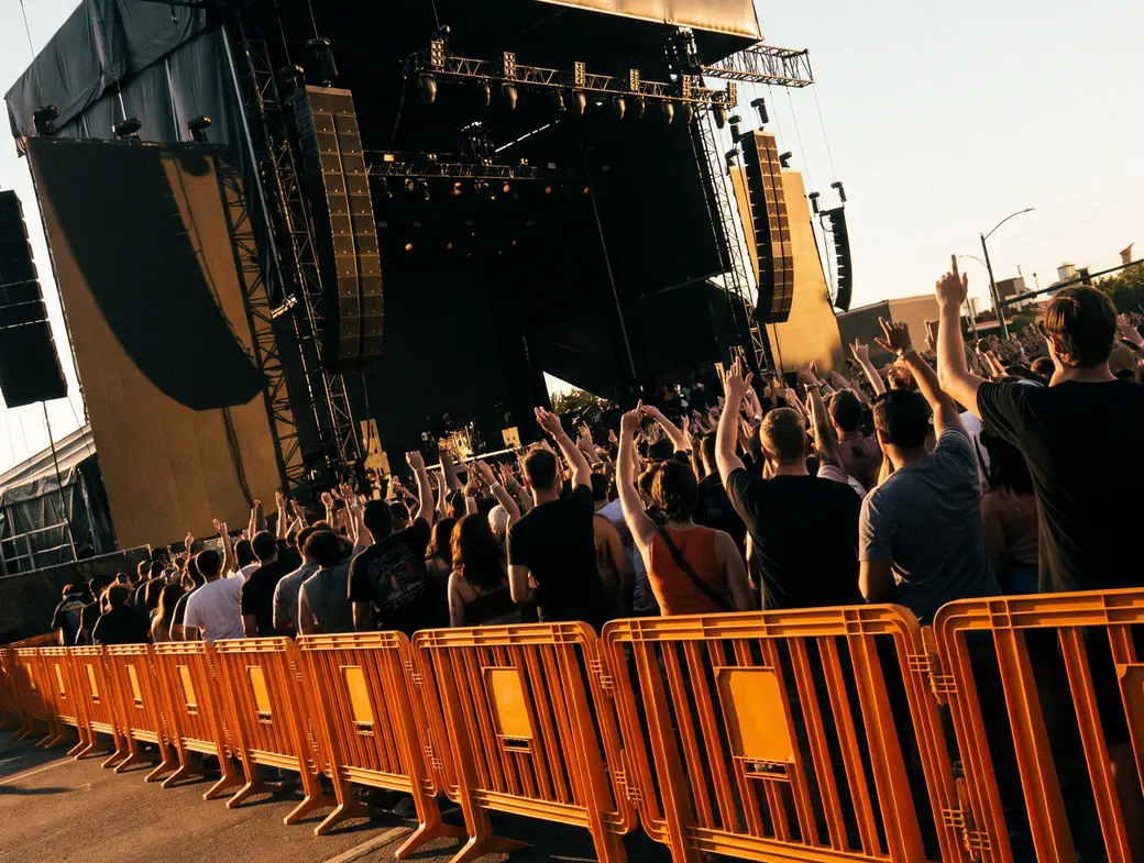 Grades de contenção laranja diante do público em um grande show ao ar livre